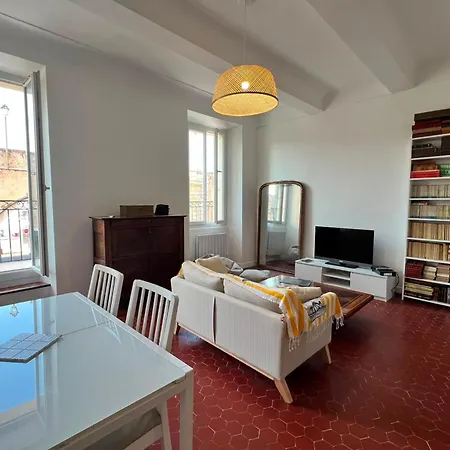 Apartment Newly Renovated In The Heart Of Old